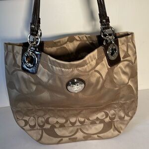 Coach Signature Tote Tan Canvas/Patent leather #H0982-14449